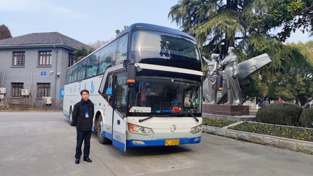53+1座客车